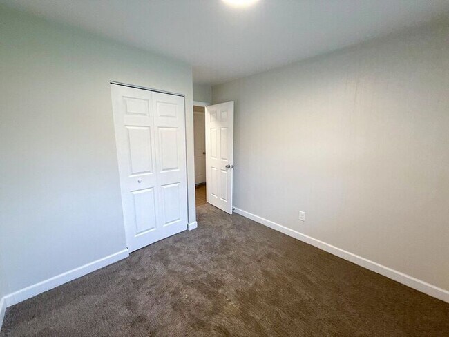 Building Photo - 2479 Kitchner Dr