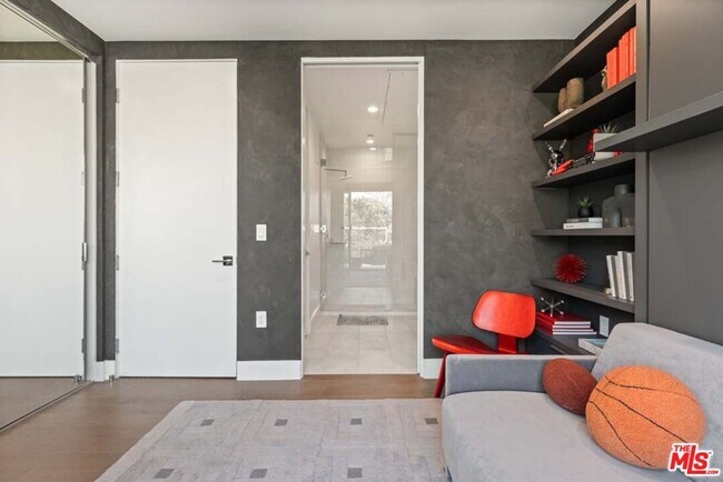 Building Photo - 728 N Sweetzer Ave