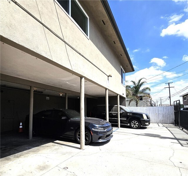 Building Photo - 320 E Hullett St