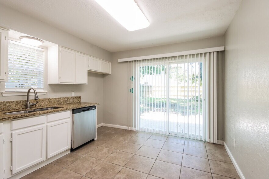 Building Photo - 2823 Forestbrook Dr