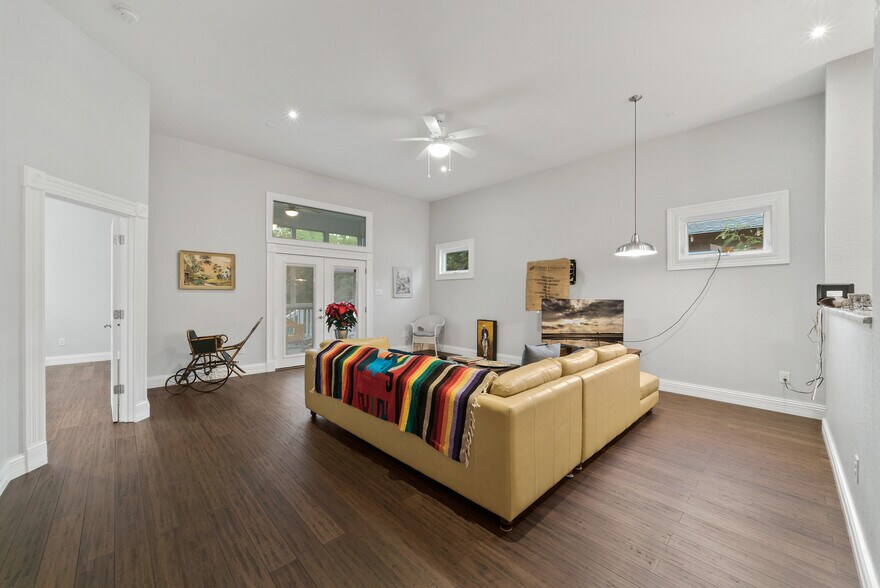 Building Photo - 510 E Mistletoe Ave