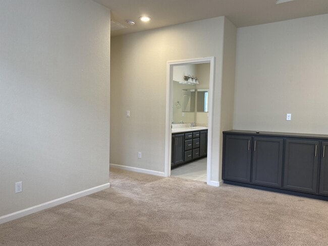 Building Photo - 3925 Lookout Dr