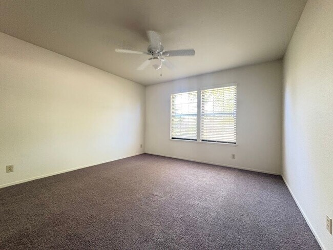 Building Photo - Spacious 4 Bedroom Home in Quiet Galt Neighborhood