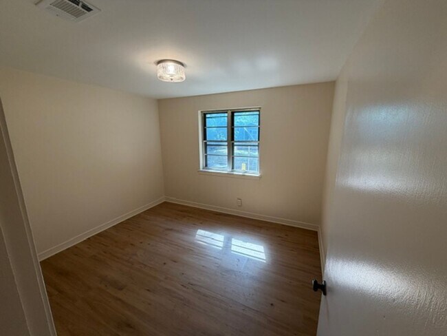 Building Photo - Gorgeous 3 Bedroom Remodeled Home