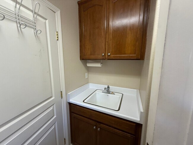 Building Photo - Single story home located in desirable northwest Modesto neighborhood!