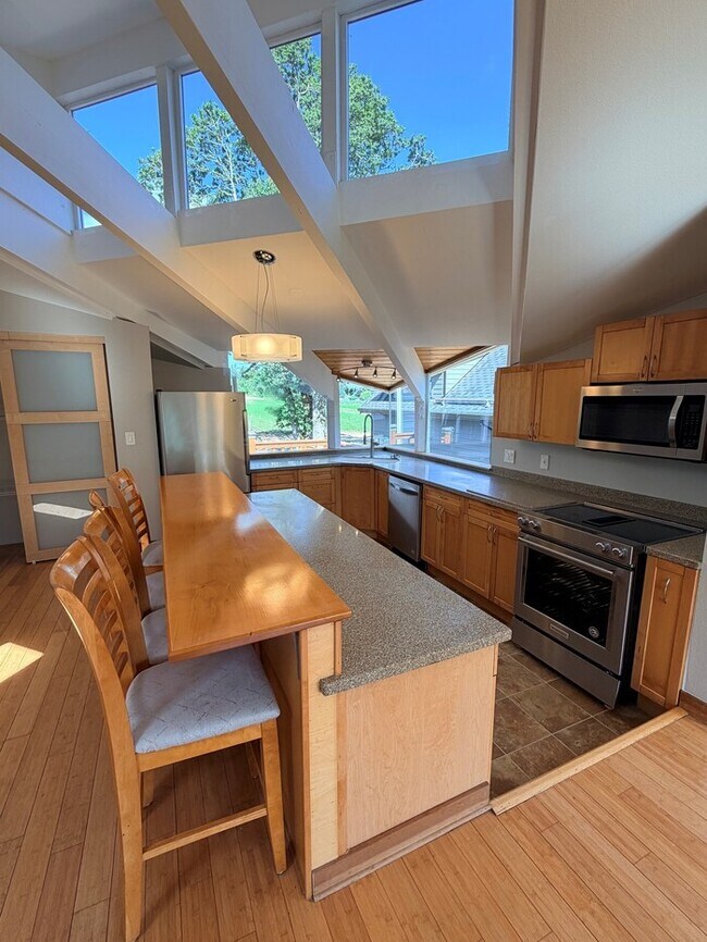 Building Photo - Spacious Home with Office, Studio, Workshop - Endless Possibilities!