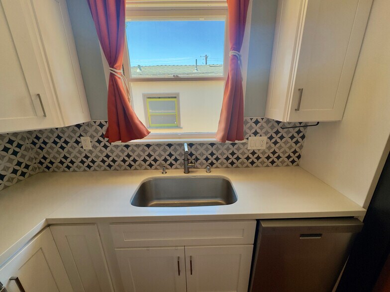 Building Photo - 2309 Derby St