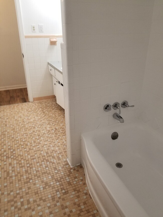 Building Photo - 3144 Woodville Cir