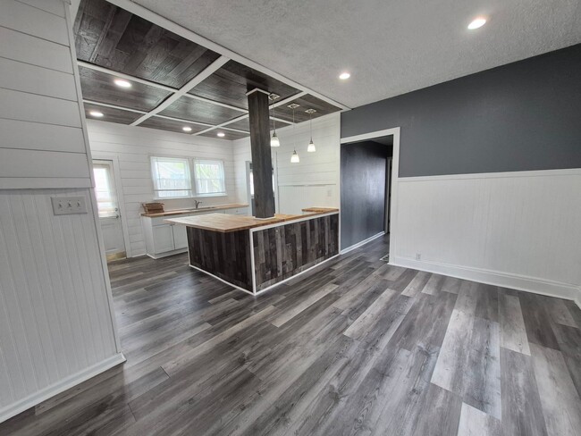 Building Photo - Get this adorable 3-bedroom 2 full bath ho...