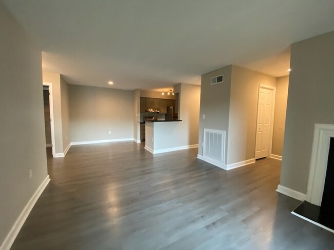 Building Photo - 2 Bedroom, 2 Bath condo