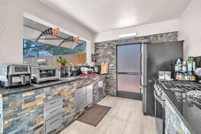 Building Photo - 252 Malibu Cir