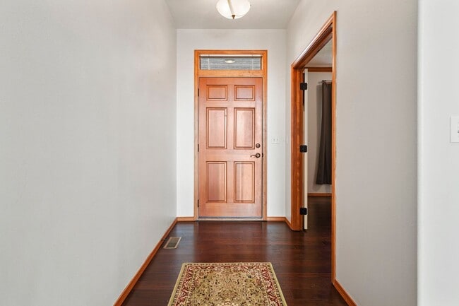 Building Photo - Beautiful 3 bedroom 2 bath Home On The Pla...