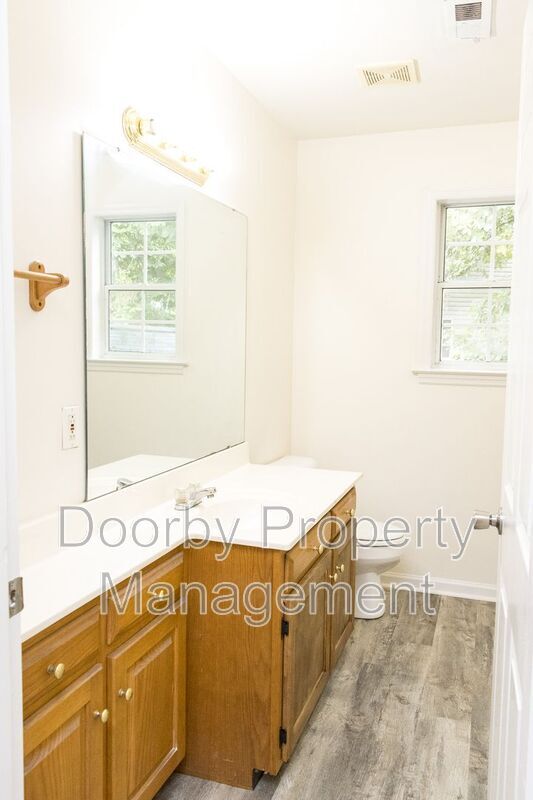 Building Photo - 1004 Roselawn Dr