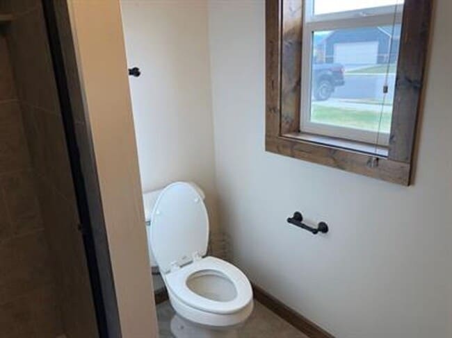 Building Photo - 4 bedroom 3 bath home in Ryen Glenn