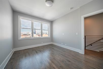 Building Photo - 556 W 18th St