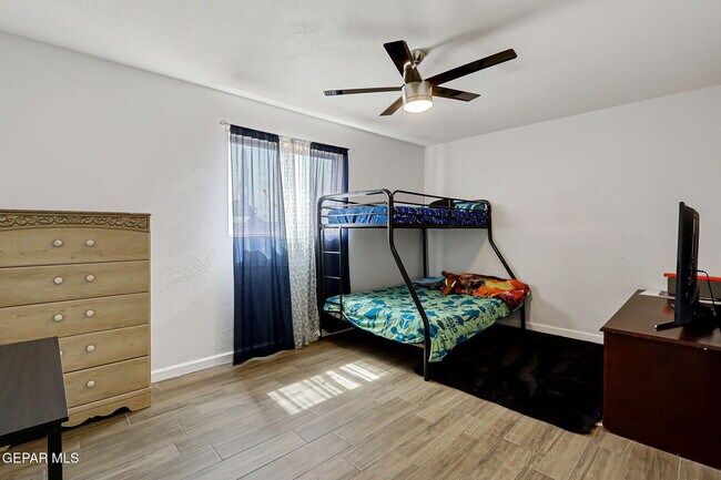 Building Photo - 9128 Diana Dr