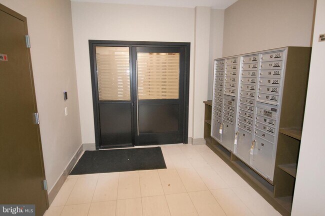 Building Photo - 1422 Callowhill St