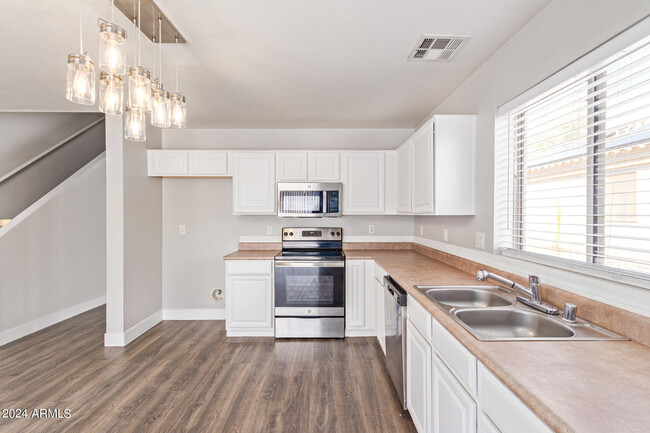 Building Photo - 1009 S 239th Dr