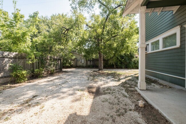 Building Photo - 4 Bedroom, 3 Bath in North Campus / Hyde Park