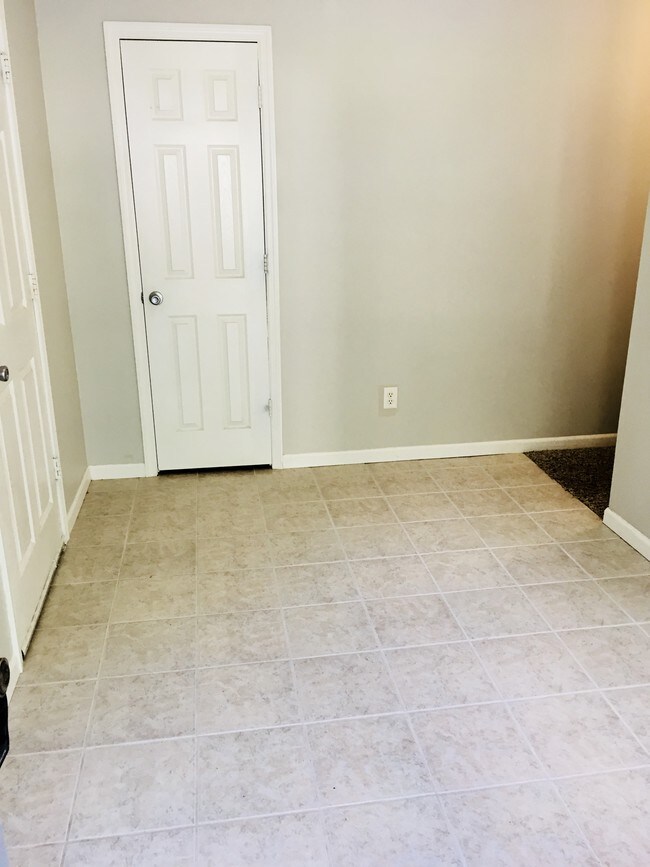 Building Photo - 913 E Emerson St