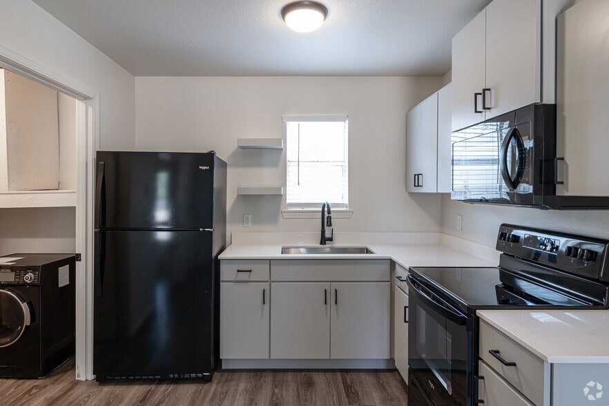 1BR, 1BA - 400SF - Kitchen - The Grove on Berry