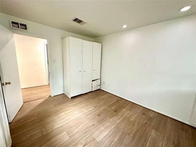 Building Photo - 5223 Schuler St