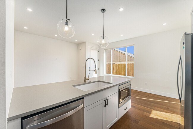 Building Photo - Modern Townhouse in Prime Location Near Sloan's Lake - 2 bedrooms - 4 bathrooms