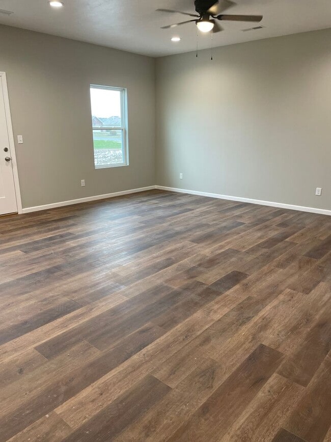 Building Photo - 4 bed 2 bath 2 Car Garage