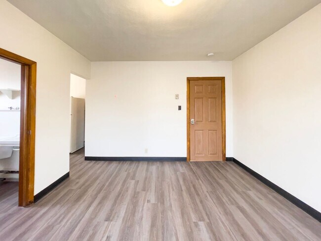 Building Photo - PRELEASING for AUGUST! Close to Campus