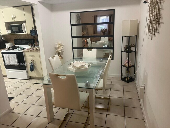 Building Photo - 526 NW 114th Ave