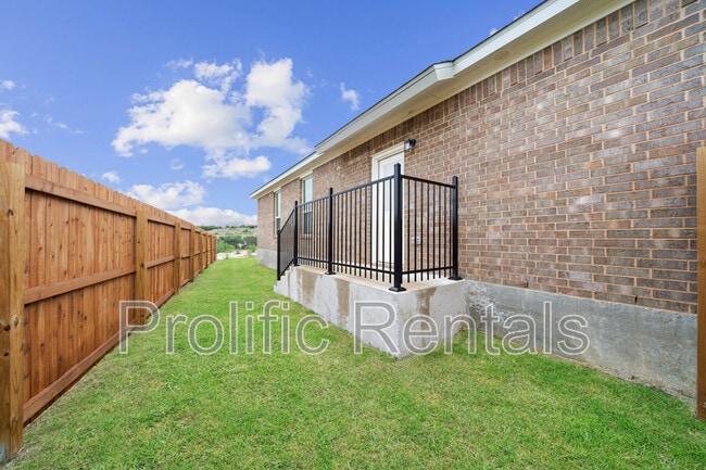 Building Photo - 117 Leon Ln