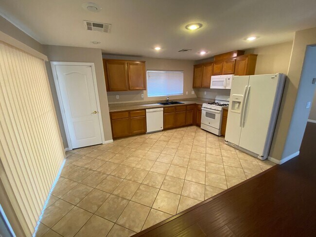 Building Photo - Wonderful 4 bed/2.5 bath home located in Summerlin