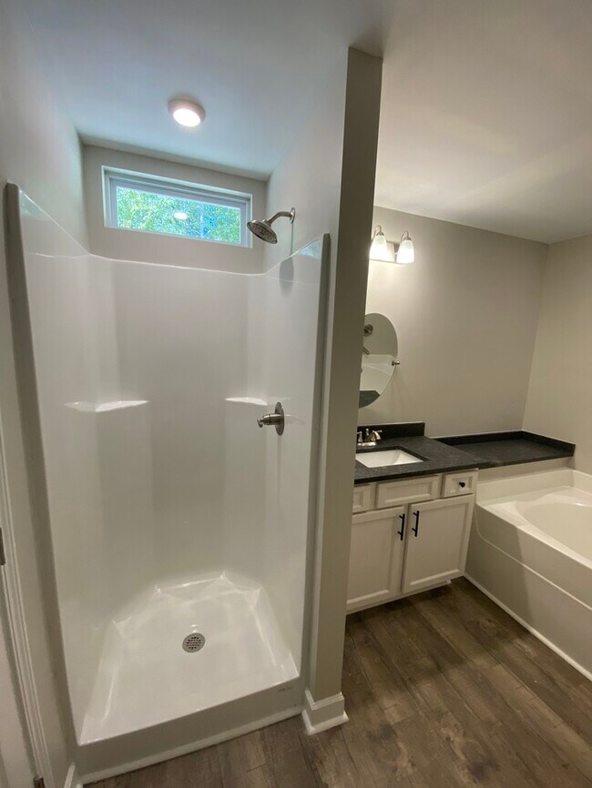 Building Photo - $500 OFF FIRST MONTHS RENT!