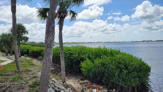 Building Photo - Annual/Seasonal turnkey furnished 2/2 end townhome in waterfront community by Siesta Key!