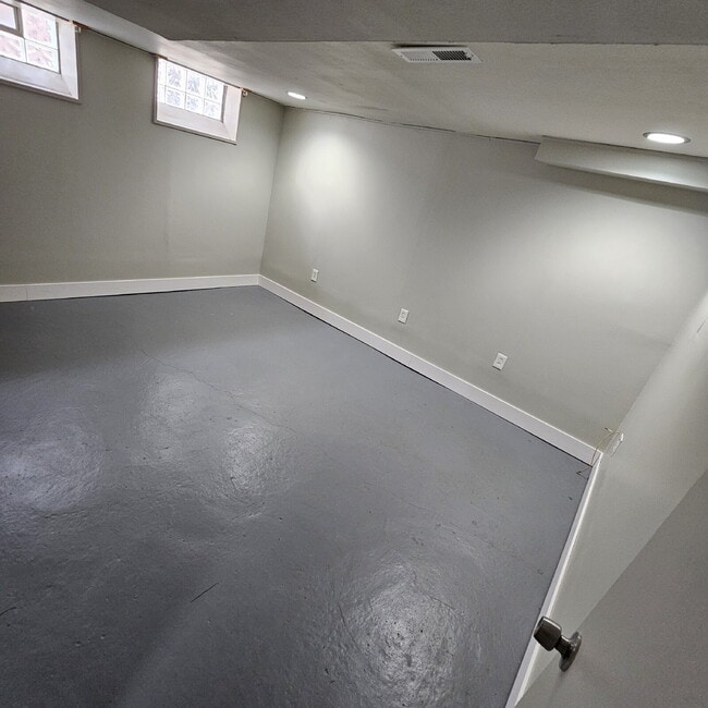 Building Photo - 3 Bedroom Bungalow w/ New Carpet Through O...