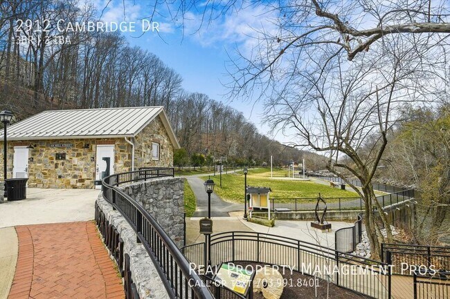 Building Photo - 2912 Cambridge Dr