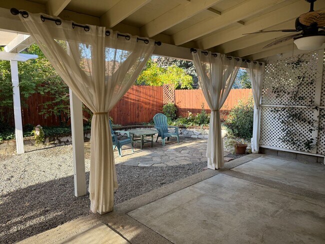 Building Photo - Charming 2-bedroom, 2-bathroom home locate...