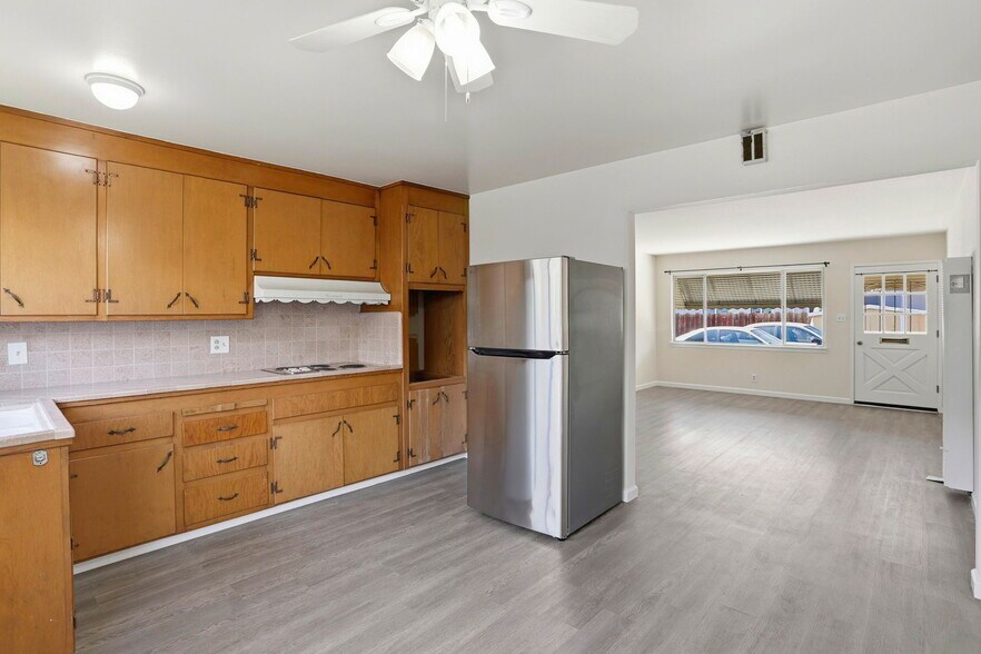 Building Photo - 2105 Royal Dr