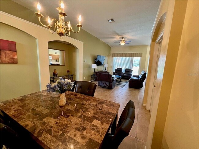 Building Photo - 8127 Fan Palm Way
