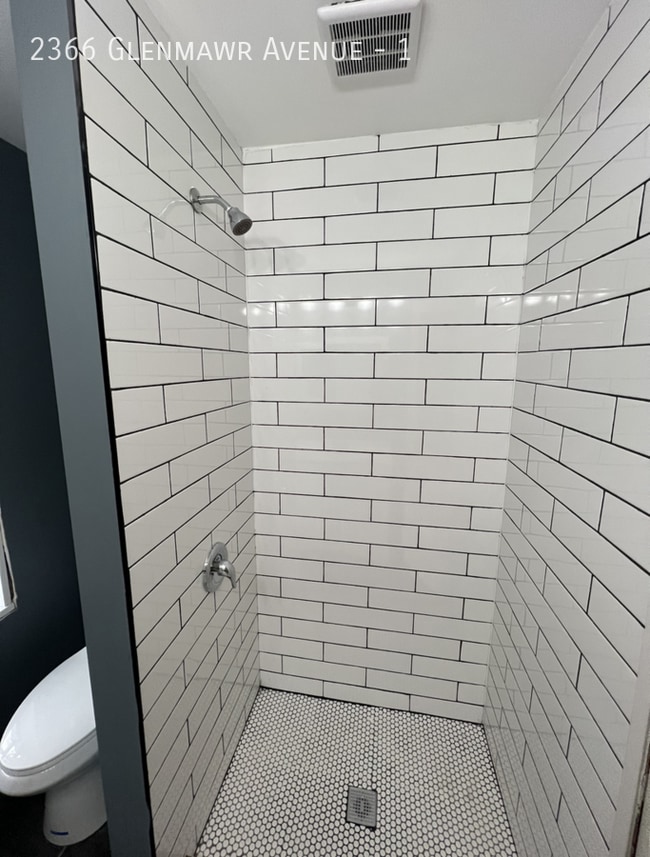 Building Photo - 2366 Glenmawr Ave