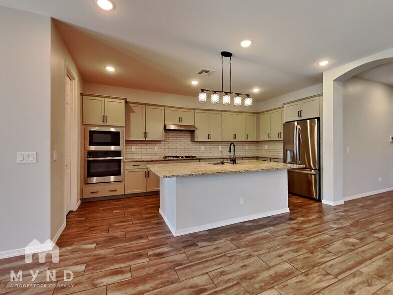 Building Photo - 15093 W Latham St