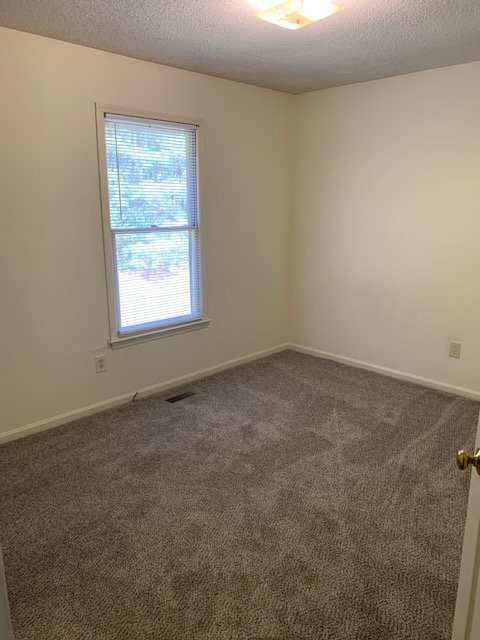 Building Photo - "Charming 2-Bedroom Retreat with 2.5 Baths...