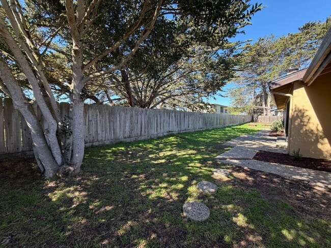 Building Photo - Lovely home in Marina available NOW!