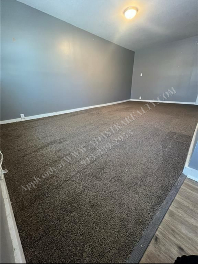 Building Photo - Cozy 2 Bed 1 Bath Duplex in OLATHE-Availab...