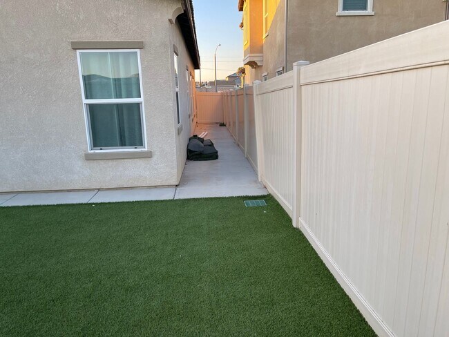 Building Photo - MV8621