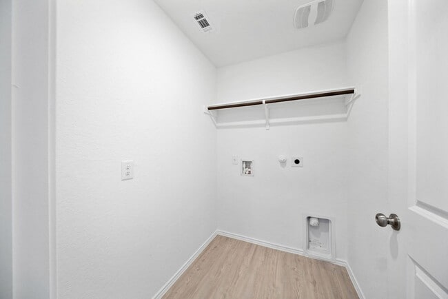 Building Photo - 3 Bedroom/2 Bath Crescent Hills Subdivision