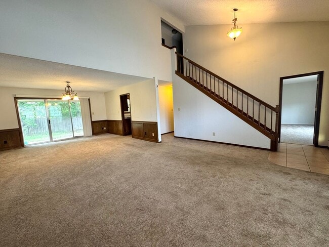 Building Photo - Gorgeous 3 bedroom 2.5 bathroom Duplex home!
