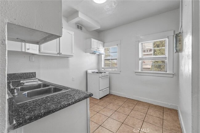 Building Photo - 166 E 36th Pl