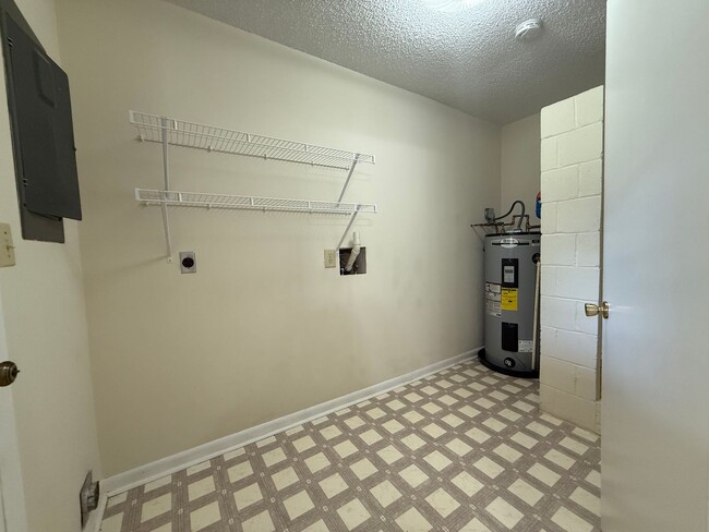 Building Photo - 1121 Woodside Dr