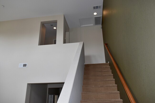 Building Photo - $3,800- 3 Bed 2 Bath Condo at Clover Commu...